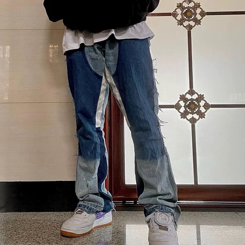 -Size upper body P250#G94 GALLERY DEPT. Spliced ​​patchwork splash-ink denim bell-bottoms, washed and distressed spliced ​​jeans. During the process, the owner of the denim washing plant helped introduce a boss who once worked at Levi's foundry and then started his own business. This also paved the way for the following styles. Therefore, Levi's remodeled single product for the base plate is really familiar. Whether it is the fabrics supplied or the lathes used in production, there is nothing to choose from. -Color: Blue -Size: S-XXL (corresponding to 28-36)